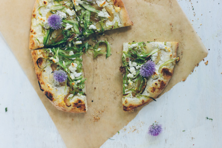 olive oil flatbread with asparagus and caramelized onion spread | bread in 5