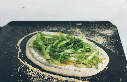 olive oil flatbread with asparagus and caramelized onion spread | bread in 5